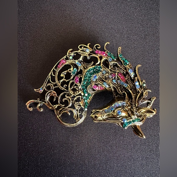 Gold tone horse with multicolor rhinestone brooch - Picture 4 of 5